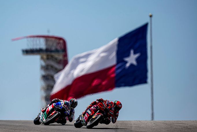 Francesco Bagnaia (1) a Alex Rins na trati GP Ameriky MotoGP