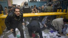 Írán rabování Británie Teherán velvyslanectví
