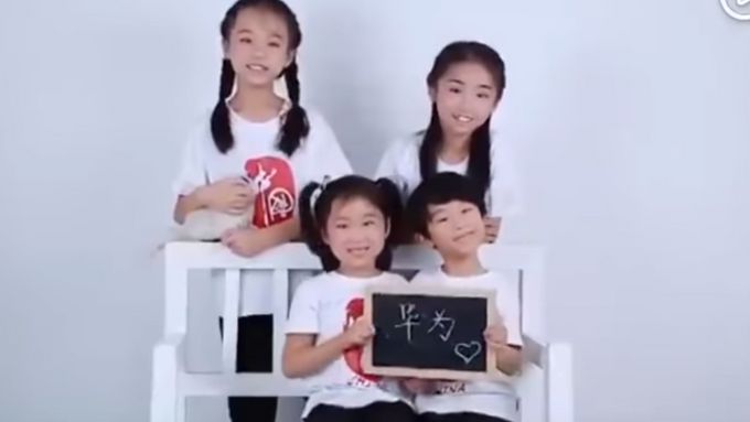 Děti glorifikují čínské výrobce Huawei.