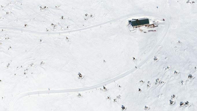 Krkonoše z výšky. Zimní snímky od Vrbatovy boudy až po Sněžku