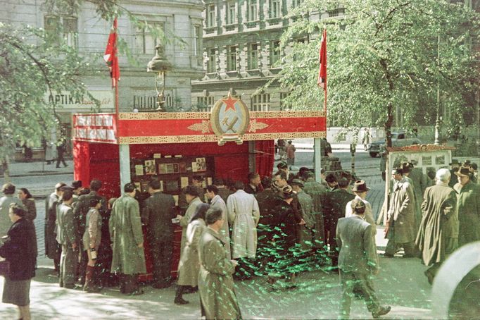 Pavilon Slavnostního týdne knihy před Vígszínházem (tehdy Divadlo maďarské lidové armády) v Budapešti. Rok 1954