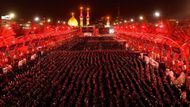 Karbala, Irák. Modlitby mezi svatyněmi imáma Husajna a imáma Abbáse ukazují význam místa pro šíitskou víru.