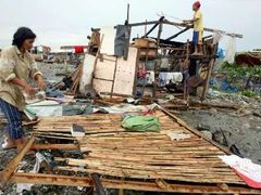 Na Filipínách tajfun Xangsane usmrtil 61 osob, 69 lidí je pohřešováno a 81 raněno.