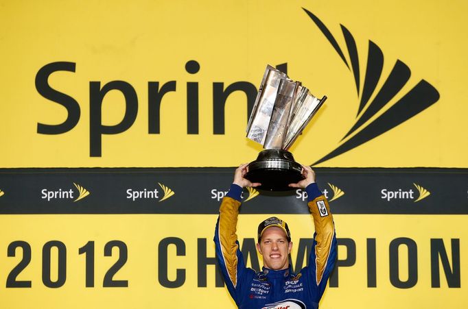 Brad Keselowski získat titul šampiona NASCAR ve své třetí sezoně ve Sprint Cupu.