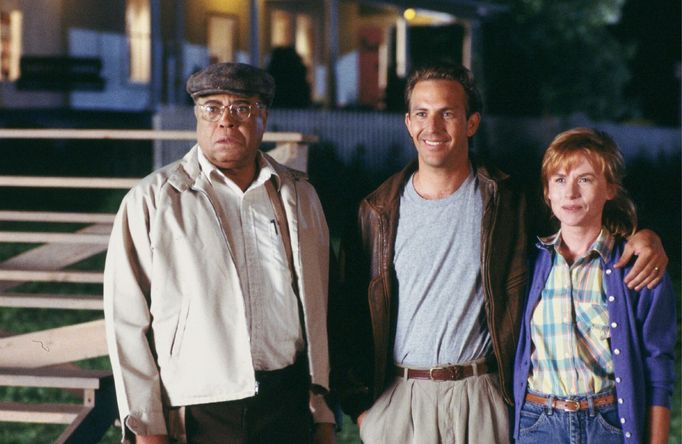 James Earl Jones (vlevo) a Kevin Costner ve filmu Hřiště snů.