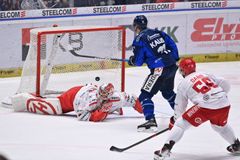 Vítkovice těsně vyhrály i druhé derby, Třinec srazil Zdráhal