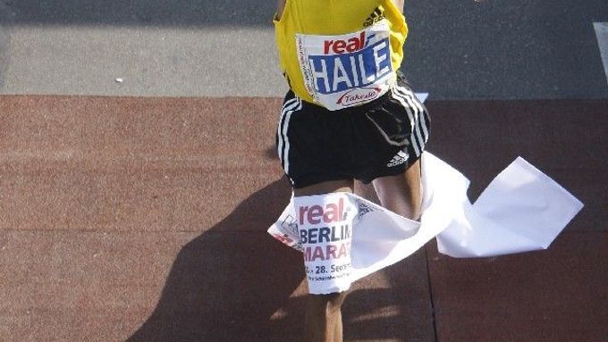 Etiopan Haile Gebrselassie právě protíná cílovou pásku maratonu v Berlíně v novém světovém rekordu.