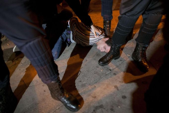 A picketer is arrested by riot police officers after trying to close a pub with other picketers at the start of a nationwide general strike in Malaga, southern Spain early November 14, 2012. Spanish and Portuguese workers will stage the first coordinated general strike across the Iberian Peninsula on Wednesday, shutting transport, grounding flights and closing schools to protest against spending cuts and tax hikes. REUTERS/Jon Nazca (SPAIN - Tags: BUSINESS EMPLOYMENT CIVIL UNREST POLITICS) Published: Lis. 14, 2012, 7:21 dop.