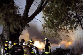 Na 50 lidí zemřelo při pádu letadla na obytný dům