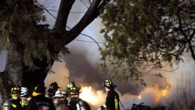 Na 50 lidí zemřelo při pádu letadla na obytný dům