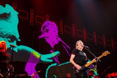 Roger Waters z Pink Floyd označil "Bílé přilby" za podvodnickou organizaci. Šíří propagandu, tvrdí
