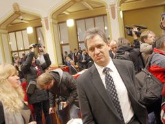 Jiří Dienstbier ještě jako pražský zastupitel. Teď jím již není - kandiduje na prezidenta.