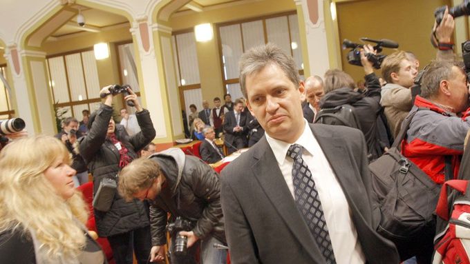 Jiří Dientsbier během ustavující schůze pražského zastupitelstva