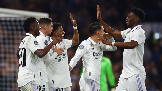 Fotbalisté Realu Madrid slaví gól ve čtvrtfinále Ligy mistrů proti Chelsea.
