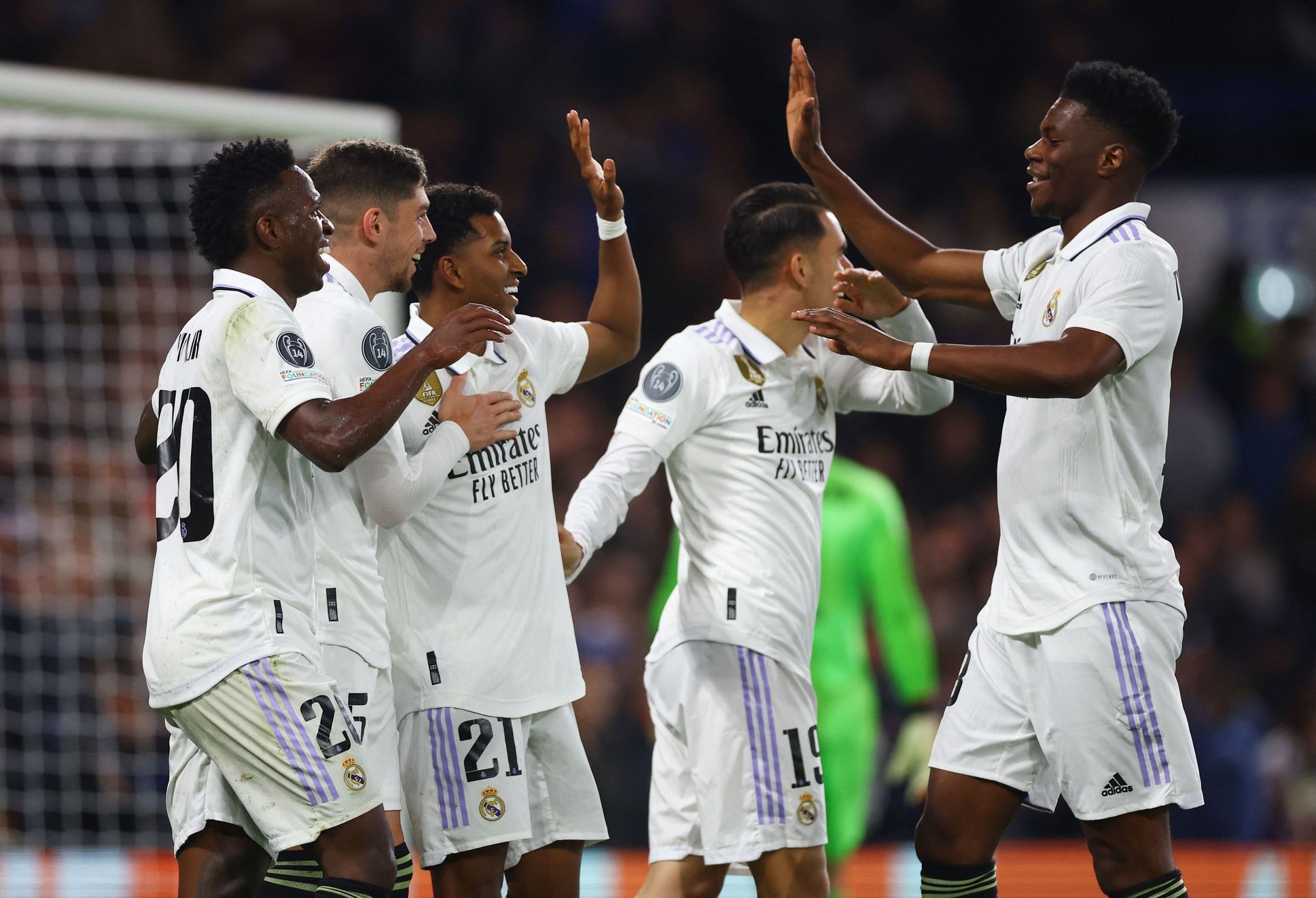 Fotbalisté Realu Madrid slaví gól ve čtvrtfinále Ligy mistrů proti Chelsea