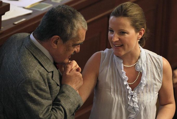 Dvorný Karel Schwarzenberg a Karolína Peake ve sněmovně, červen 2013.