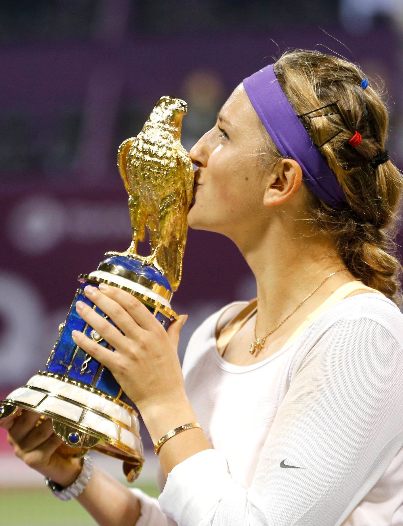 Běloruská tenistka Viktoria Azarenková s cenou pro vítězku na turnaji v Dauhá