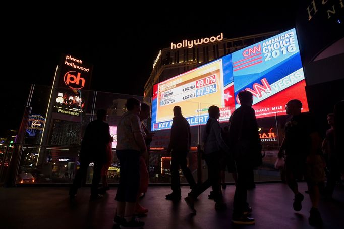 Lidé sledují výsledky voleb na velkoplošném monitoru v Las Vegas v Nevadě.