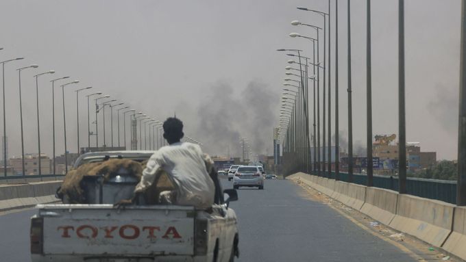 Dým stoupá v Omdurmánu u mostu Halfaya během střetů mezi polovojenskými jednotkami rychlé podpory a armádou při pohledu ze severního Chartúmu v Súdánu.