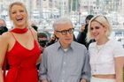 Obrazem: Neurotik v objetí krásných žen. Woody Allen a Kristen Stewart zahájili festival v Cannes