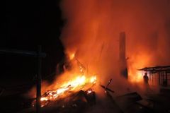 Požár zničil stánek u Máchova jezera, shořel stroj na zmrzlinu, sporák i fritézy. Škoda je 5 milionů