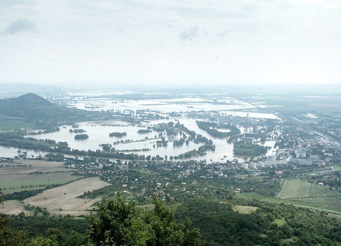 Zatopená oblast mezi obcemi Litoměřice, Lovosice a Terezín (snímek ze dne 16. 8. 2002)