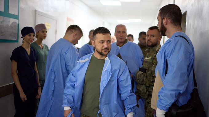 Ukrajinský prezident Volodymyr Zelenskyj v nemocnici v Oděse, kam přišel navštívit raněné vojáky.
