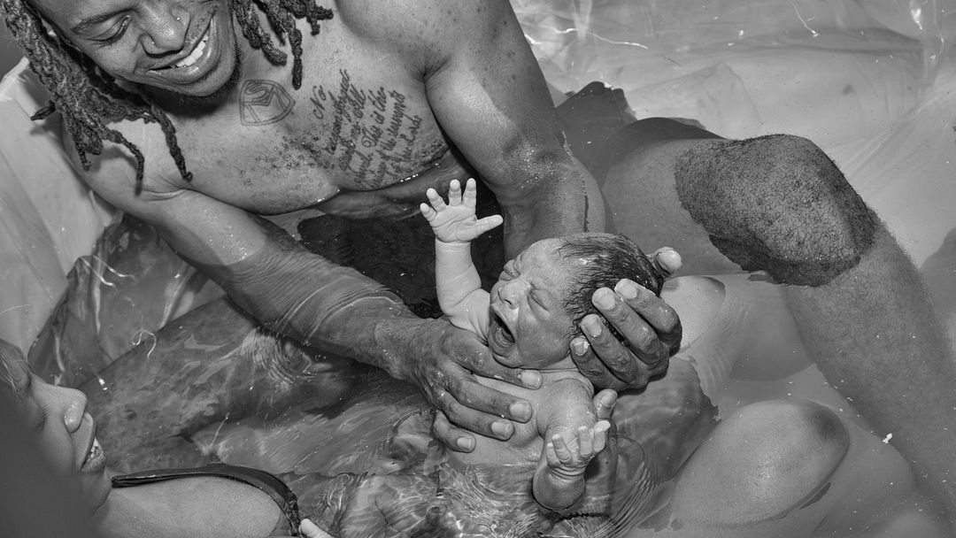 Americká fotografka dokumentovala práci čtyř porodních asistentek.