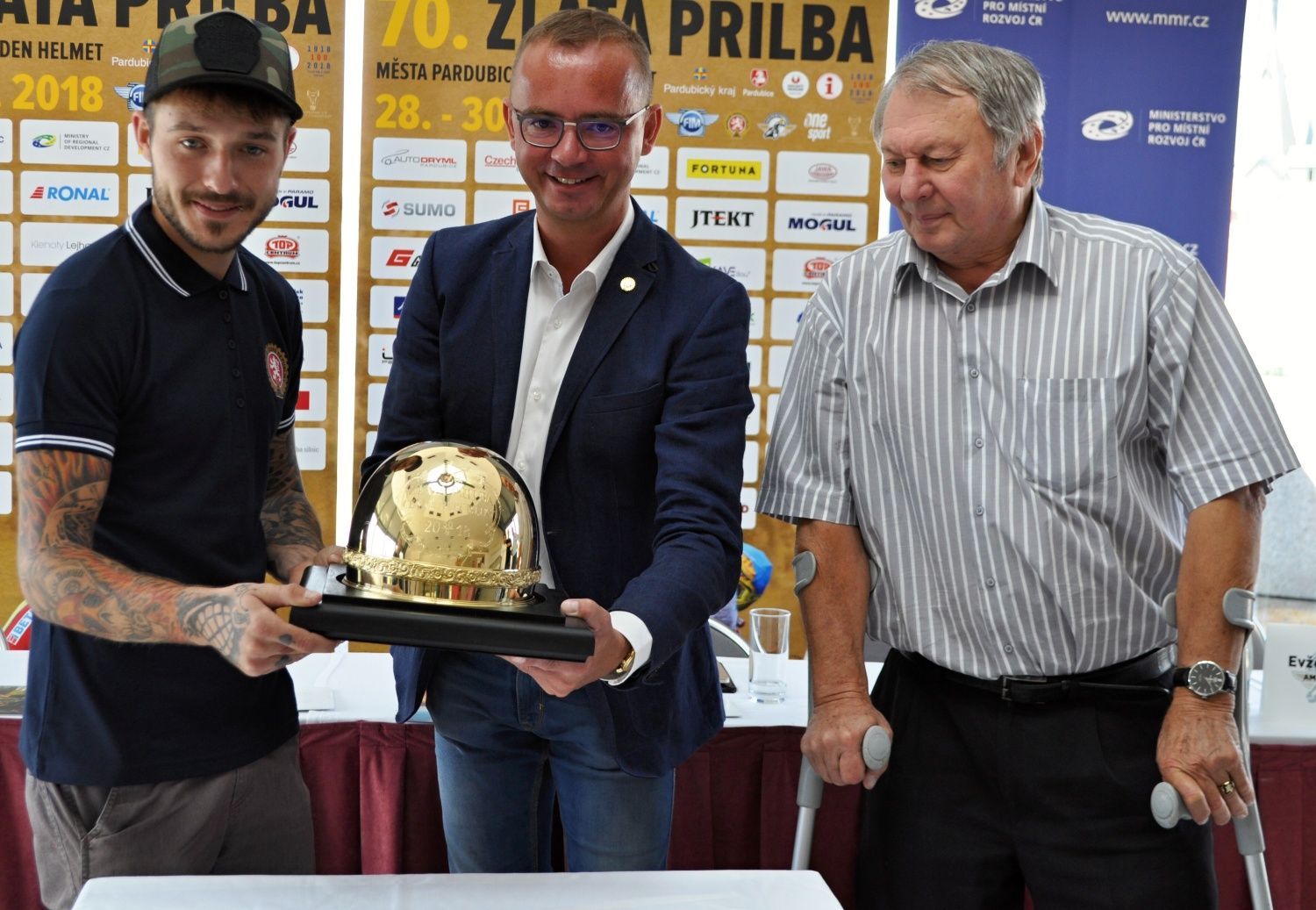 Václav Milík, Jan Šťovíček a Evžen Erban s trofejí pro vítěze Zlaté přilby 2018