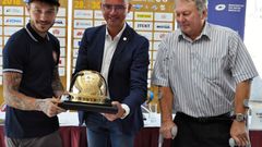 Václav Milík, Jan Šťovíček a Evžen Erban s trofejí pro vítěze Zlaté přilby 2018