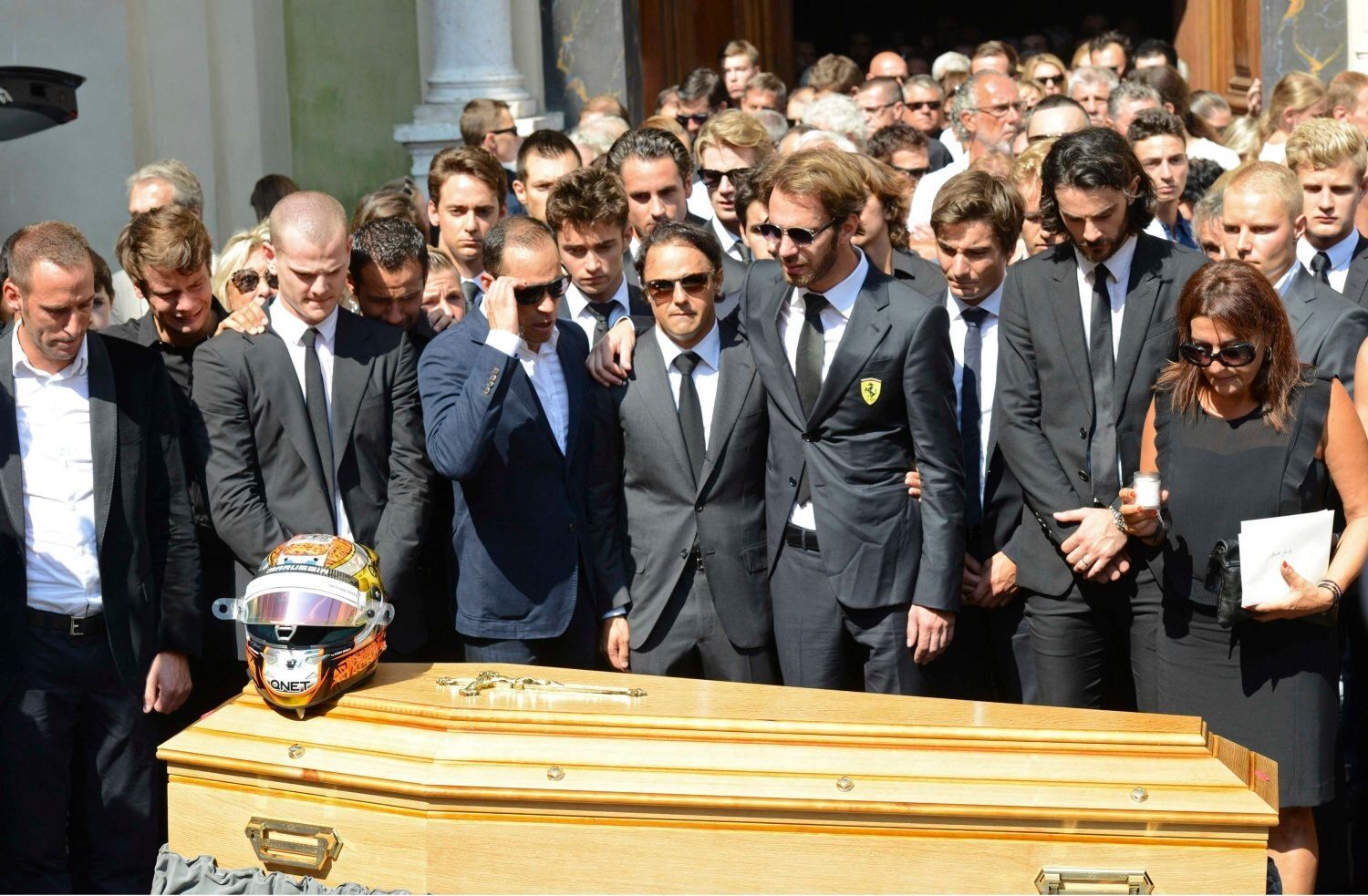 Pohřeb Julese Bianchiho: Felipe Massa (třetí zleva od přilby) a Jean-Eric Vérgne (vpravo od Massy)