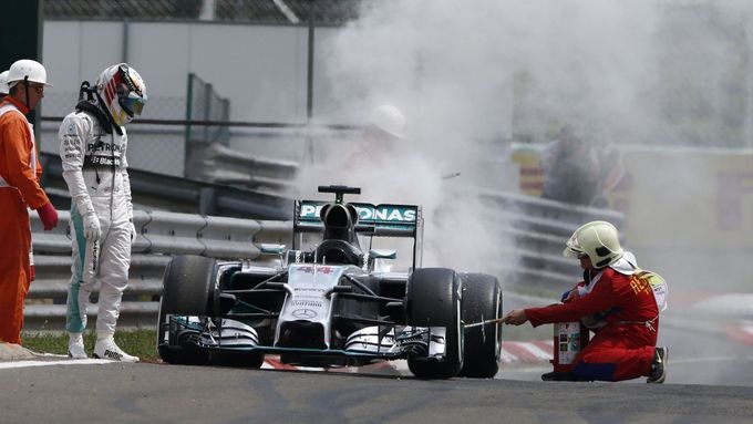 Mercedes Lewise Hamiltona začal v kvalifikaci na GP Maďarska hořet.