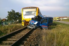 U Rumburku se srazil vlak s autem, žena nehodu nepřežila