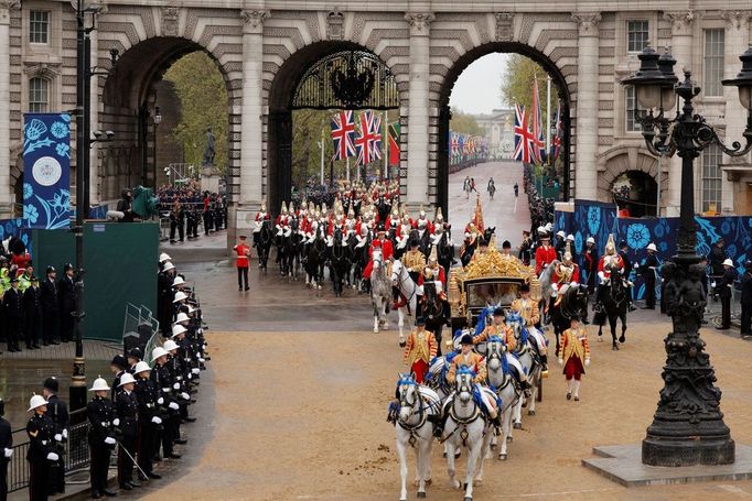 Královský pár na cestě z Buckinghamského paláce do Westminsterského opatství.