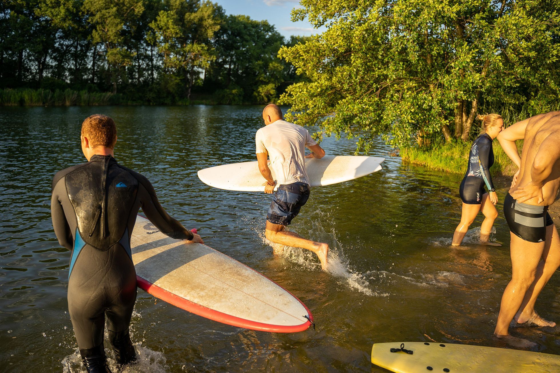 Surfaři místo na Bali trénují na českém rybníce