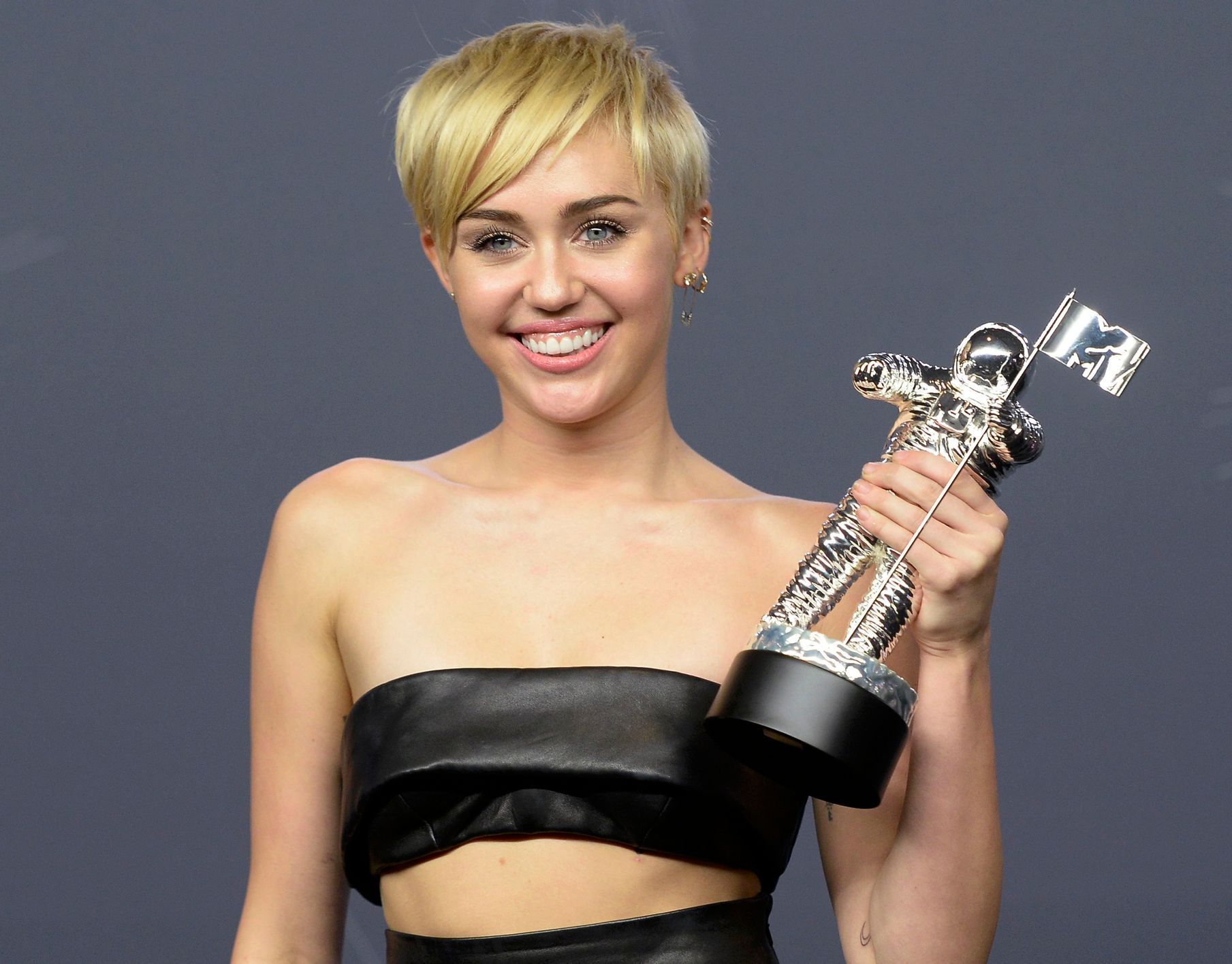 Singer Miley Cyrus poses backstage after winning Video of the Year for &quot;Wrecking Ball&quot; during the 2014 MTV Video Music Awards in Inglewood