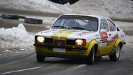 Na trati se kromě moderních závodních auto objevily i historické automobily. Například tento Opel,