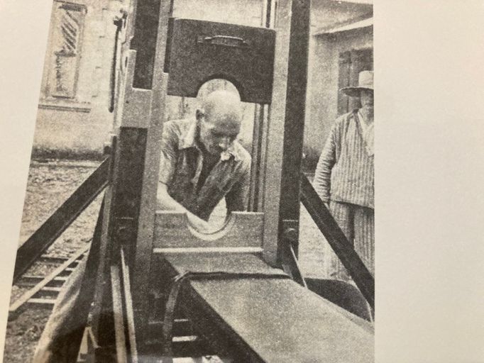 Louis Ladurelle, přezdívaný „příšera“ byl popravčím v trestanecké kolonii. Skončil svůj život osamělý a zemřel ve Villeruptu v roce 1966.