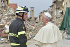 Papež František navštívil zemětřesením poničené městečko Amatrice