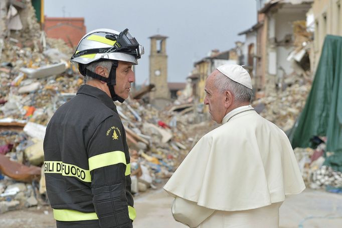 Papež František během návštěvy zemětřesením zničeného městečka Amatrice.