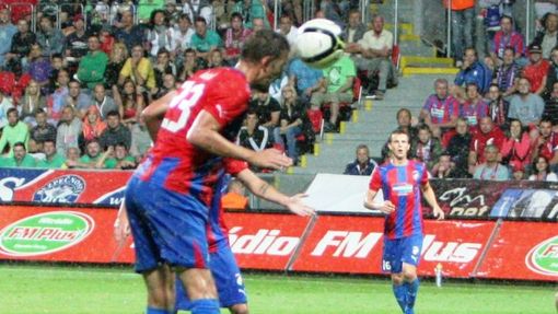 Fotbalista Marek Bakoš střílí gól v odvetném kvalifikačním utkání Evropské ligy 2012/13 mezi Plzní a Lokerenem.