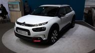 Z Citroënu C4 Cactus je kompaktní hatchback, čemuž se musel přizpůsobit vnější vzhled. Ten nyní více připomíná menší C3 a vymezuje se SUV C3 Aircross i chystané C5 Aircross. Vidět je to v přední části, kam se nastěhovala nová maska chladiče spolu s více protaženým dvojitým šípem, na nějž navazují LED pro denní svícení.