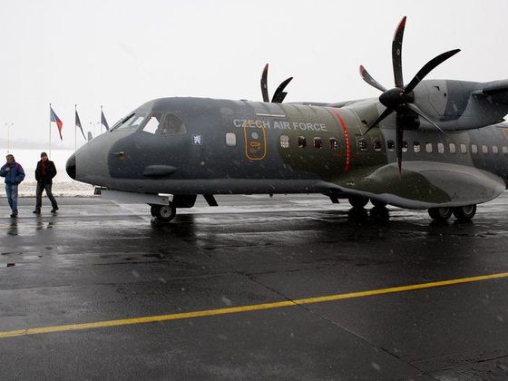 Jedno ze čtyř letadel CASA, jejichž nákup schválila vláda na návrh tehdejší ministryně obrany Vlasty Parkanové.