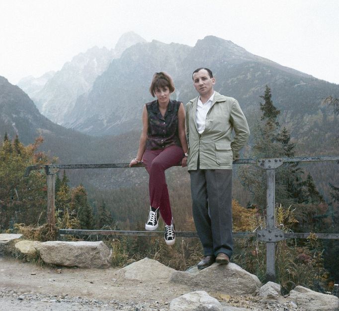 Turisté, Hrebienok, v pozadí Lomnický štít, Vysoké Tatry, 1965. Kolorovaný archivní snímek z tatranského pohoří na Slovensku.