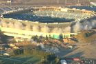 VIDEO: Výbuch a nic. Obrovský fotbalový stadion přežil řízenou demolici
