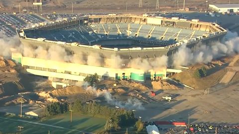 VIDEO: Výbuch a nic. Obrovský fotbalový stadion přežil řízenou demolici