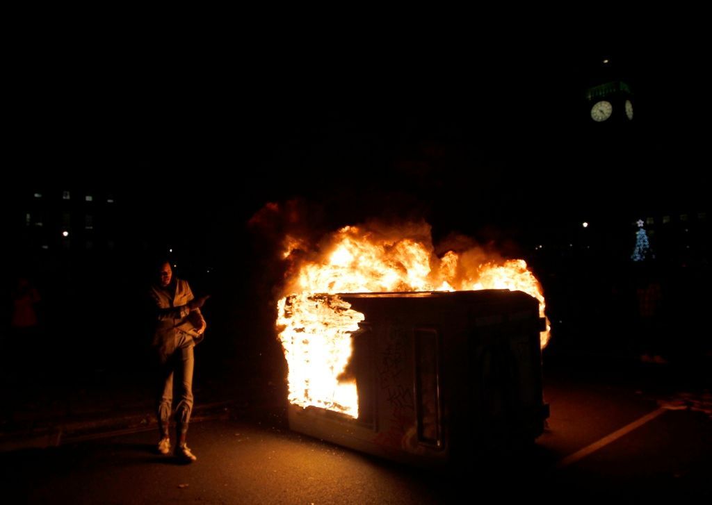 Britští studenti se v centru Londýna perou s policií