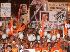Tisíce Peruánců zůstaly Fujimorimu věrní. Většina země si ale přeje soud.