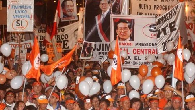 Lima - Tisícovka lidí se včera sešla v Limě na podporu exprezidenta Fujimoriho poté, co byla zveřejněna informace o jeho příletu do Chile. je AP Photo/Karel Navarro) (ČTK/AP)