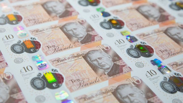 V létě půjdou do oběhu bankovky s Karlem III. Britové dál zaplatí i těmi s královnou
